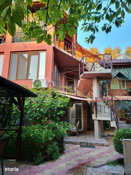 Casă cu 9 camere cu Teren 538 Mp în Central