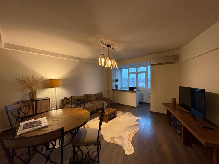 Apartament cu 3 camere semidecomandat în Tineretului