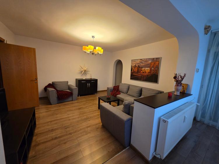 Apartament cu 3 camere semidecomandat, mobilat în Titan
