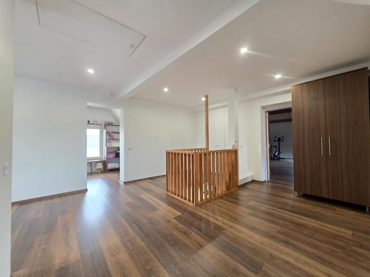 Duplex cu 4 camere cu Canalizare în Stupini