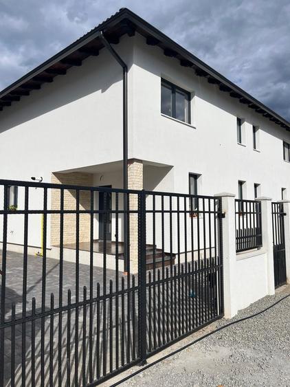 Casă individuală cu 4 camere cu Canalizare în Cetate