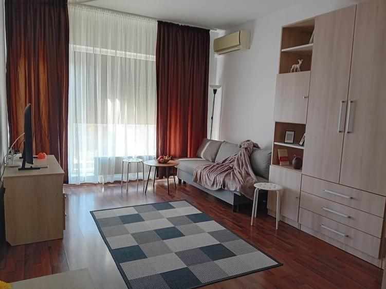Garsonieră decomandată în Titan