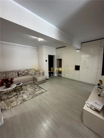 Apartament cu 3 camere semidecomandat, mobilat în Central