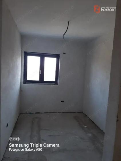 Casă cu 4 camere cu Canalizare în Plopi