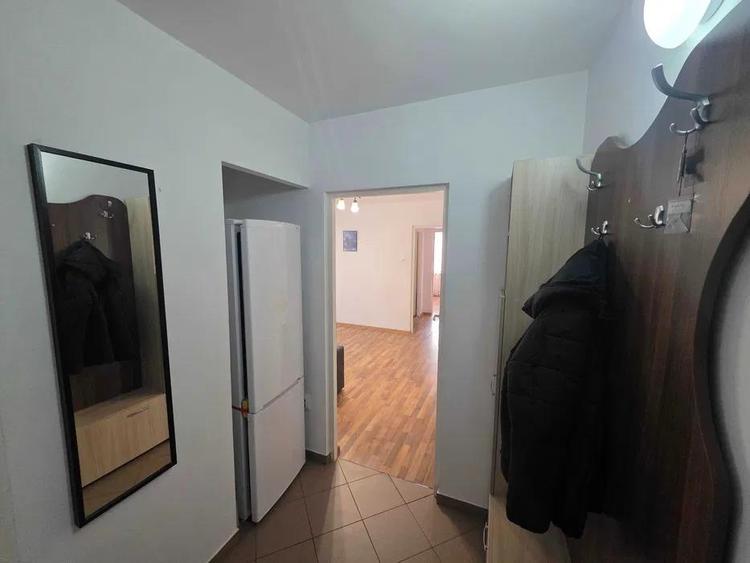 Apartament cu 2 camere semidecomandat, mobilat în Podul de Piatră