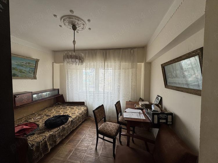 Apartament cu 3 camere semidecomandat în Central