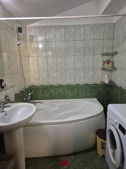 Apartament cu 3 camere semidecomandat, mobilat în Florești