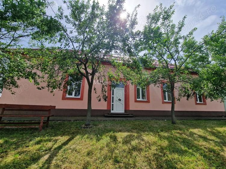 Casă cu 6 camere în Alioș