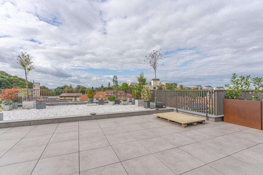 Apartament cu 4 camere decomandat, mobilat în Central