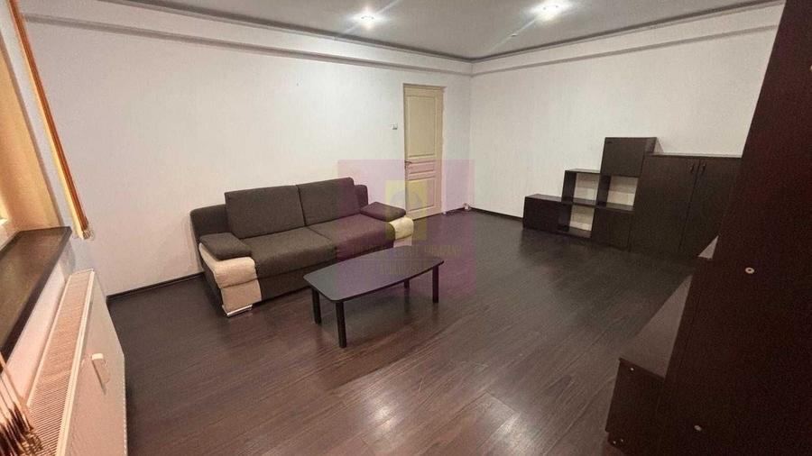 Garsonieră decomandată în Decebal