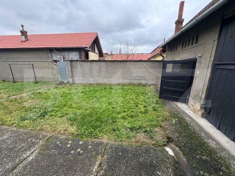 Casă individuală cu 5 camere cu Canalizare în 700
