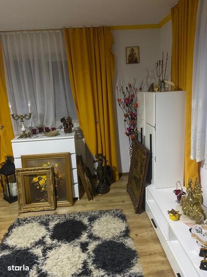 Casă cu 6 camere cu Teren 439 Mp în Petros