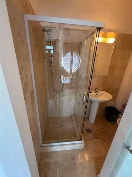 Apartament cu 3 camere semidecomandat, mobilat în P-ța Victoriei