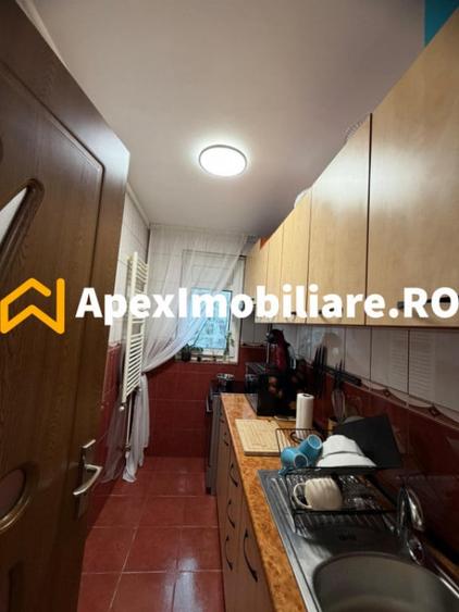 Apartament cu 3 camere semidecomandat în Berceni
