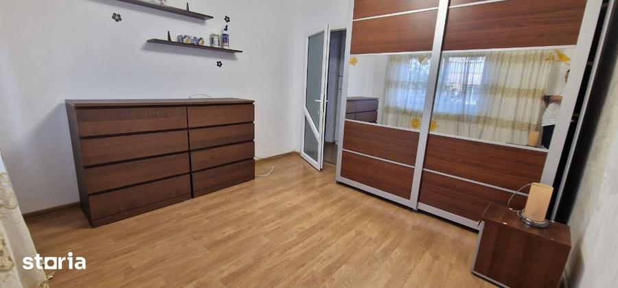 Apartament cu 4 camere decomandat în Roman