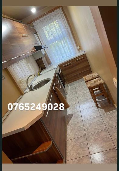 Apartament cu 3 camere semidecomandat în Rahova