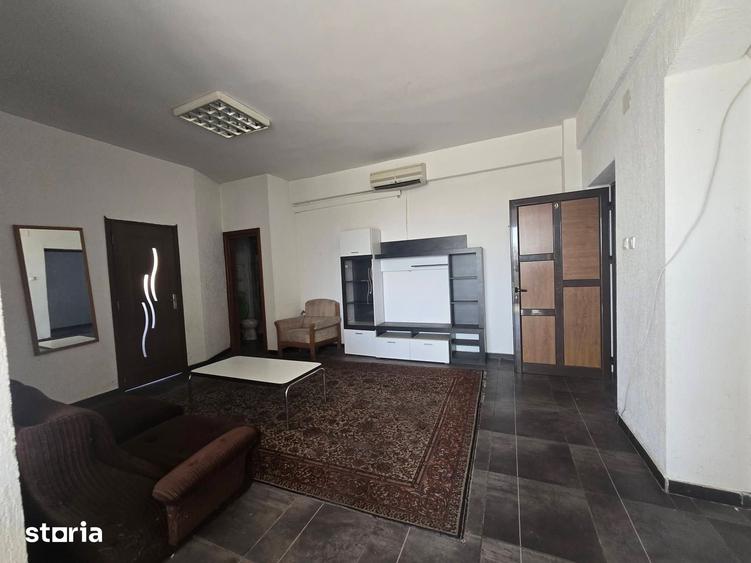 Spațiu comercial, de 1,000 mp, în Central