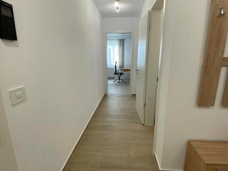 Apartament cu 3 camere decomandat în Tractorul