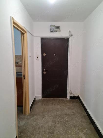 Apartament cu 3 camere semidecomandat în Boul Roșu