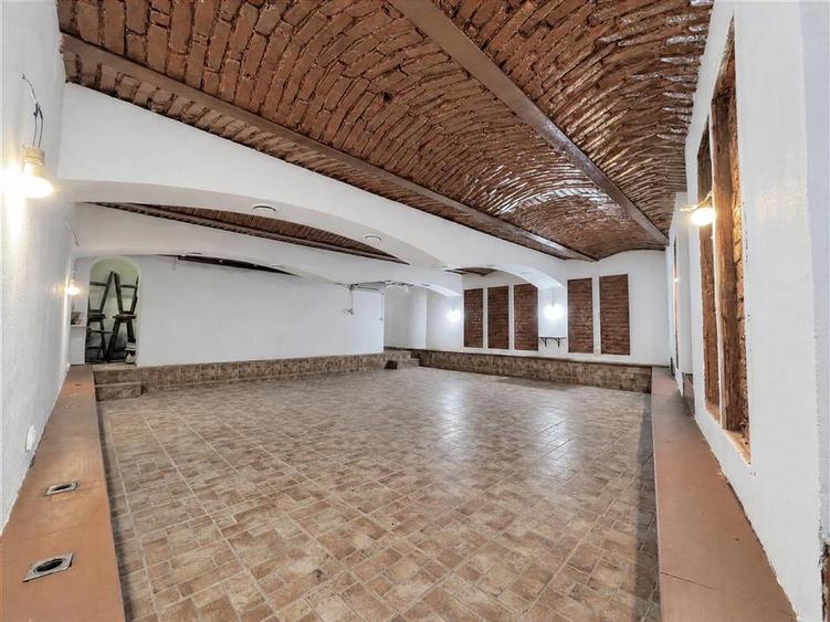 Spațiu comercial, de 88.699996948242 mp, în Centrul Istoric