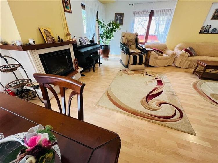 Casă individuală cu 8 camere cu Canalizare în Ultracentral