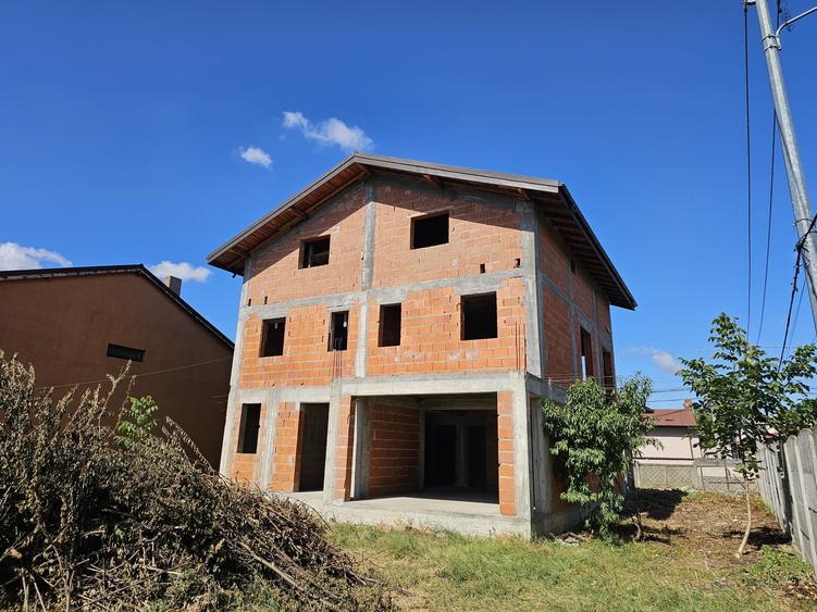 Casă individuală cu 7 camere cu Canalizare în Chiajna