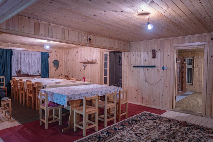 Casă individuală cu 14 camere cu Teren 2700 Mp în Brusturoasa