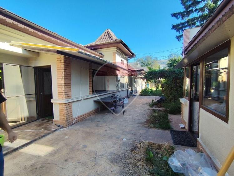 Casă individuală cu 6 camere cu Teren 510 Mp în Central