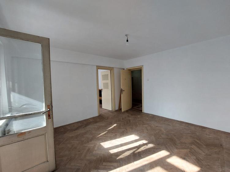 Apartament cu 3 camere nedecomandat în Energiei