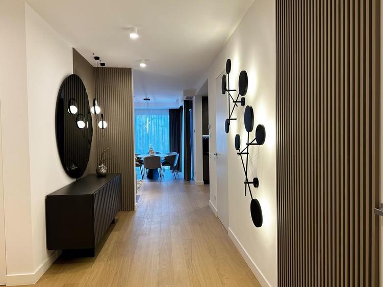 Apartament cu 4 camere semidecomandat în Arcul de Triumf