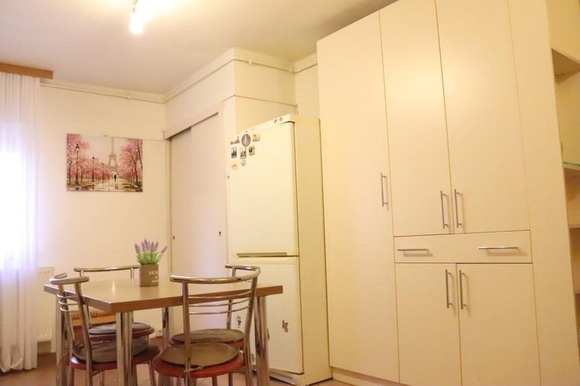 Apartament cu 2 camere semidecomandat în Centrul Bancar