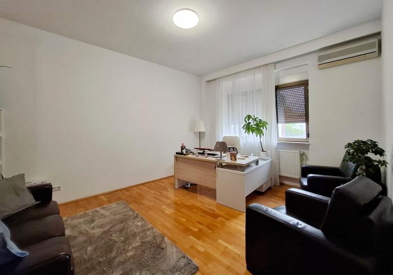 Apartament cu 4 camere decomandat în Primăverii