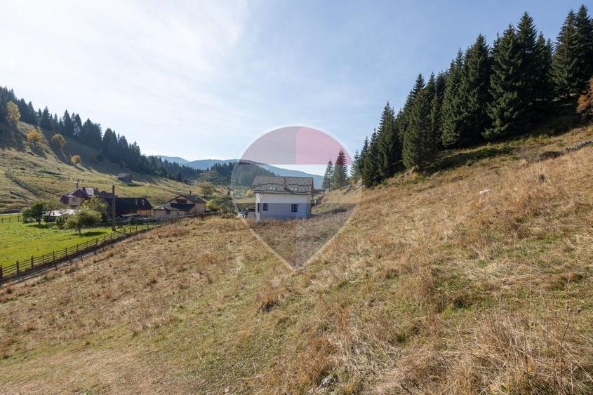 Teren Construcții intravilan de 4500 mp, în Fundata