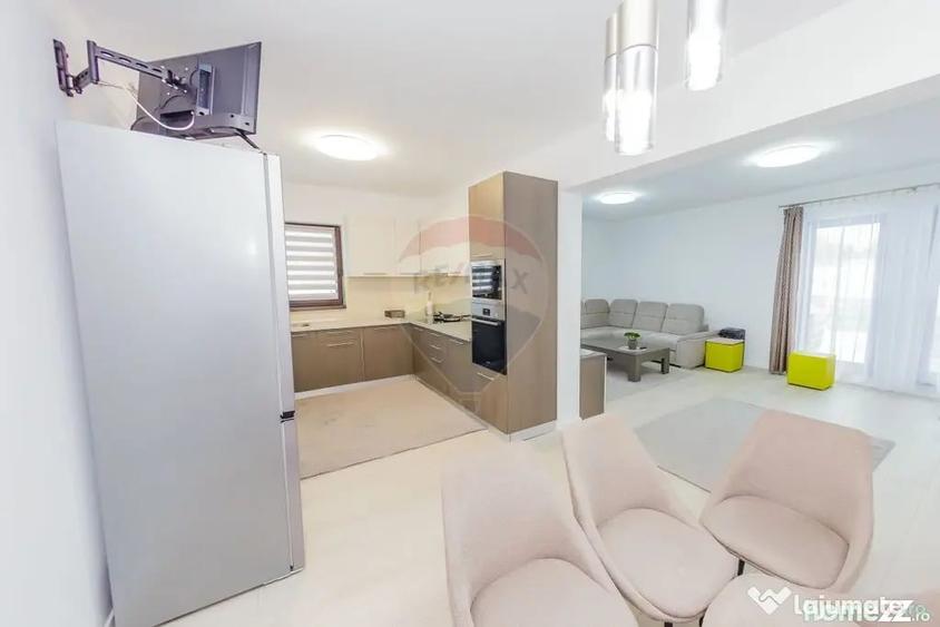 Casă cu 7 camere cu Teren 892 Mp în Est