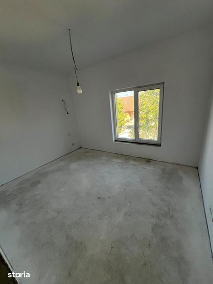 Casă cu 4 camere cu Teren 300 Mp în Vladimirescu