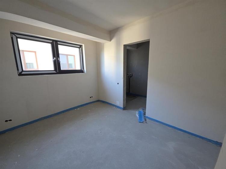 Apartament cu 3 camere semidecomandat în Mărăști
