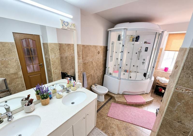 Apartament cu 3 camere decomandat în Exterior Vest