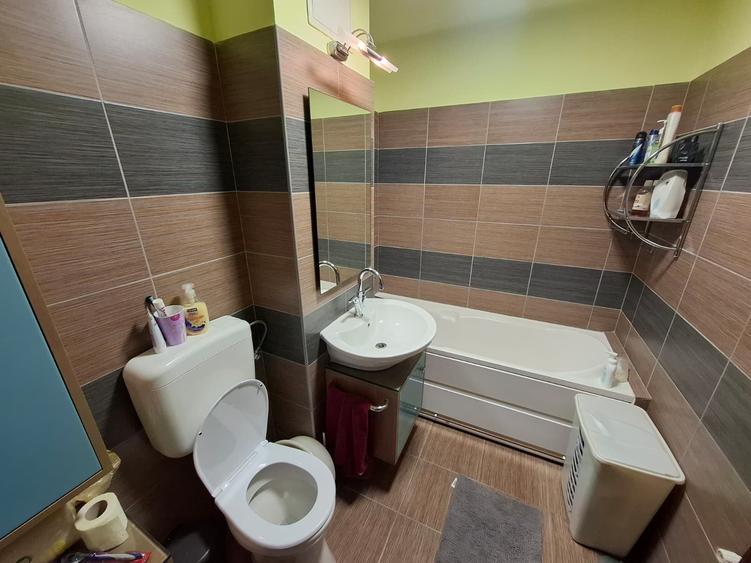 Apartament cu 4 camere semidecomandat în Micălaca