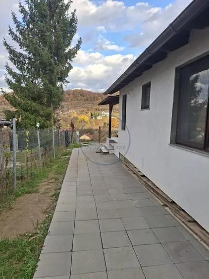 Casă cu 3 camere cu Canalizare în Central