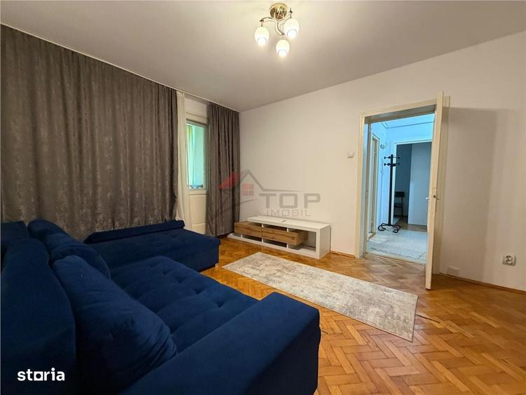 Apartament cu 3 camere semidecomandat în Podu Roș