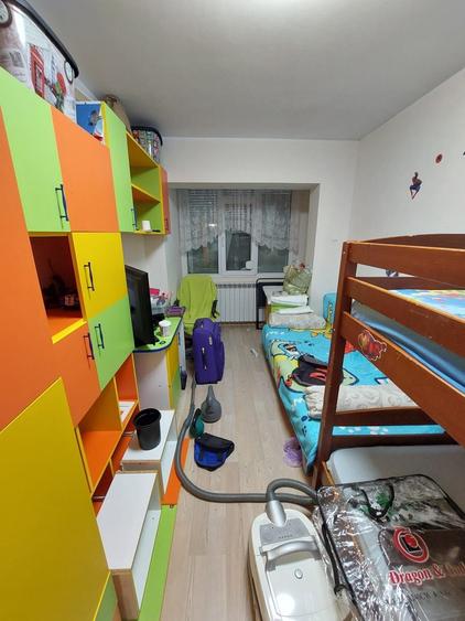 Apartament cu 3 camere decomandat în Est