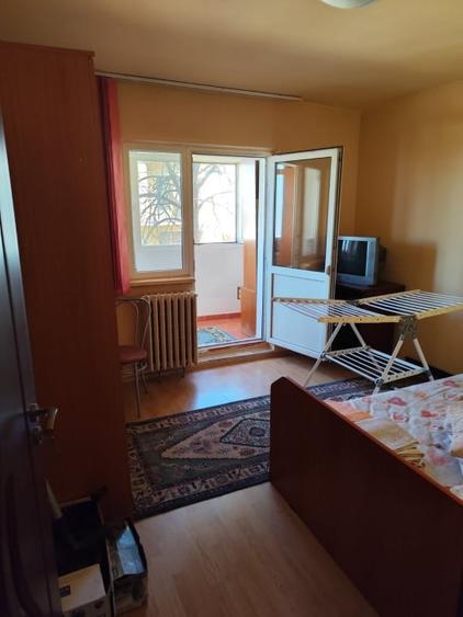 Apartament cu 4 camere decomandat, mobilat în Craiovița Nouă