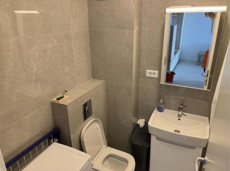 Garsonieră decomandată în Roșu