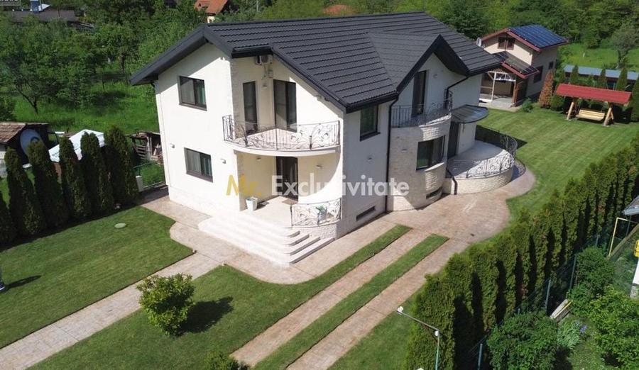 Casă cu 5 camere cu Teren 1042 Mp în Cornu