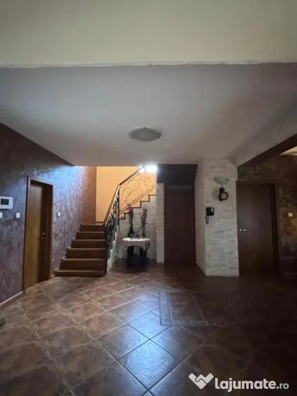 Casă cu 7 camere cu Teren 585 Mp în Lăpuș Argeș