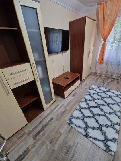 Garsonieră decomandată în Girocului