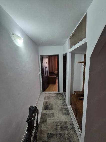 Garsonieră decomandată în Girocului