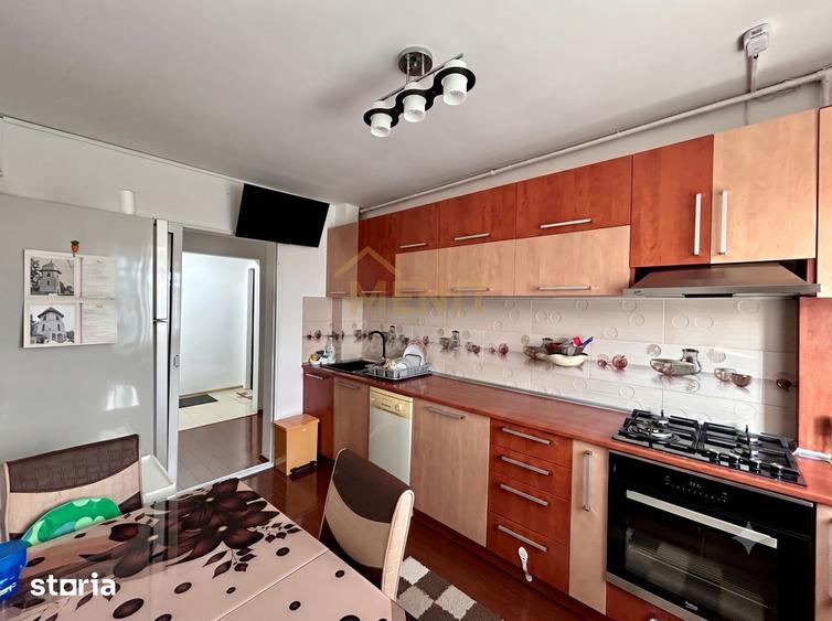 Apartament cu 3 camere decomandat, mobilat în Malu Roșu