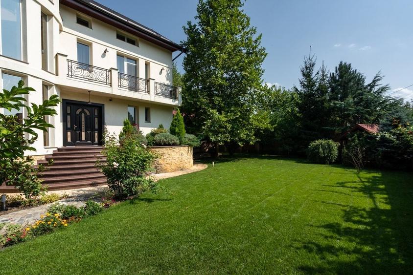 Casă individuală cu 9 camere cu Canalizare în Băneasa