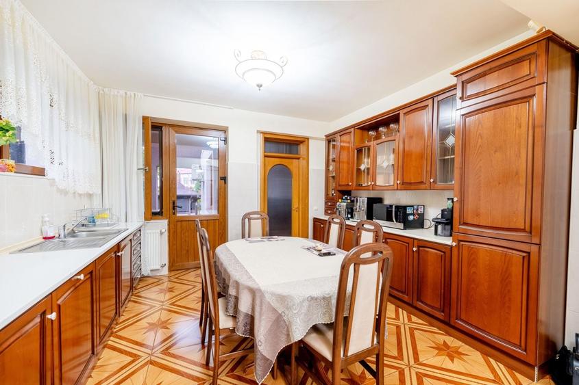 Casă individuală cu 20 camere cu Piscina în Ultracentral
